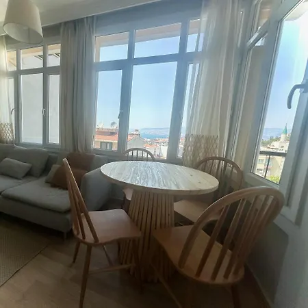 Tarihi Asansoer Sokaginda *