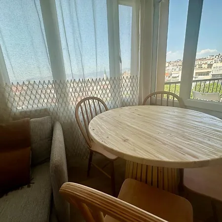 Apartment Tarihi Asansoer Sokaginda Izmir