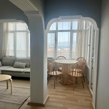 Apartment Tarihi Asansoer Sokaginda Izmir