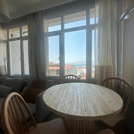 Apartment Tarihi Asansoer Sokaginda *