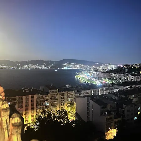 Apartment Tarihi Asansoer Sokaginda Izmir