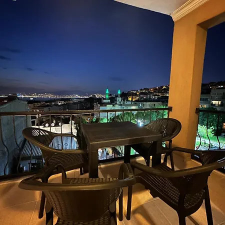 Tarihi Asansoer Sokaginda *