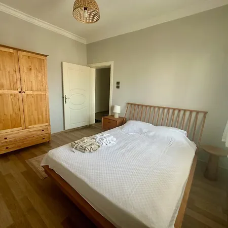 Apartment Tarihi Asansoer Sokaginda Izmir